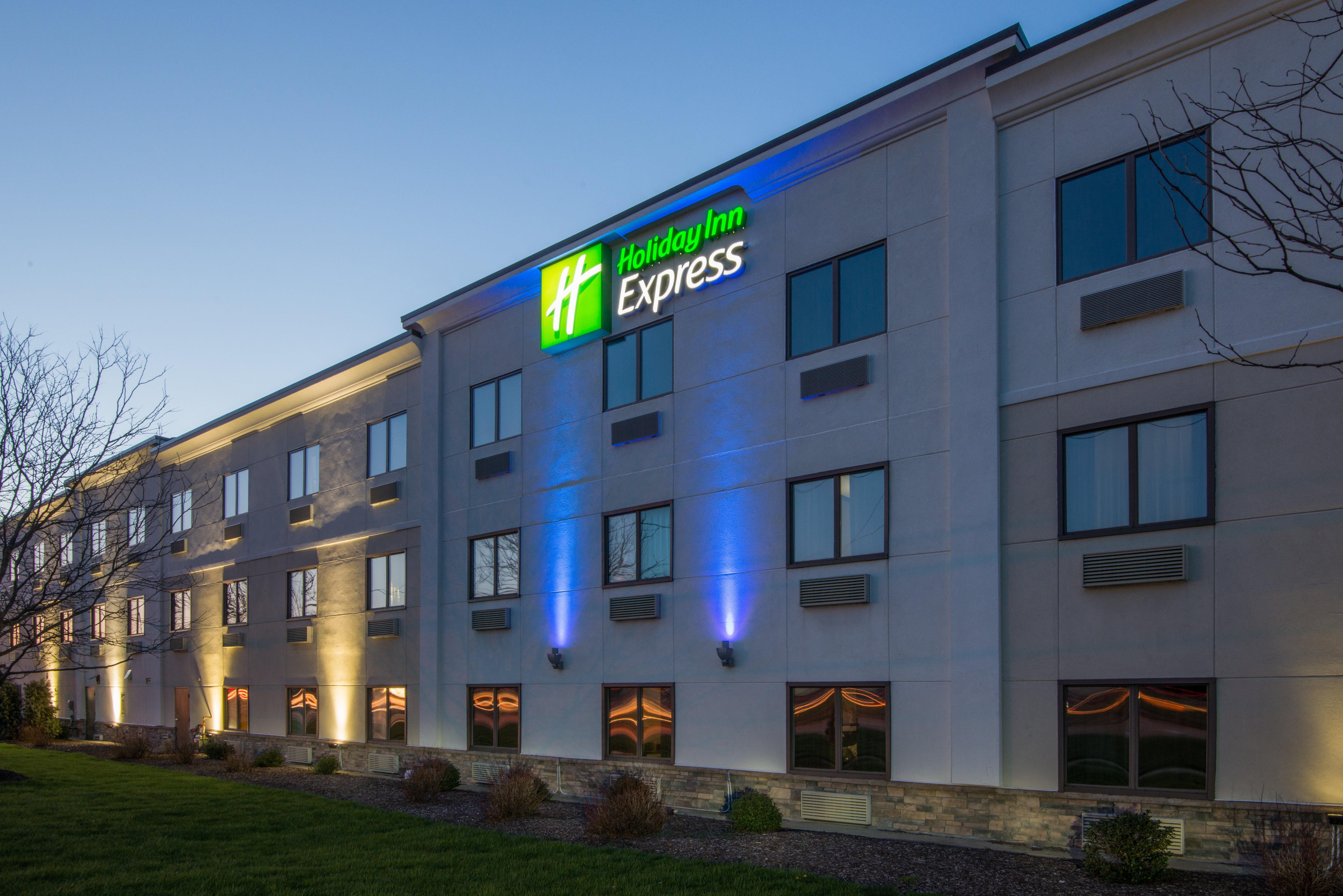 Holiday Inn Express Cleveland Airport - Brook Park, An Ihg Hotel מראה חיצוני תמונה