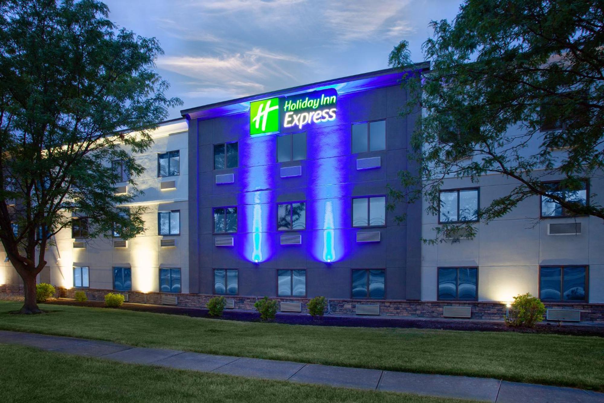 Holiday Inn Express Cleveland Airport - Brook Park, An Ihg Hotel מראה חיצוני תמונה