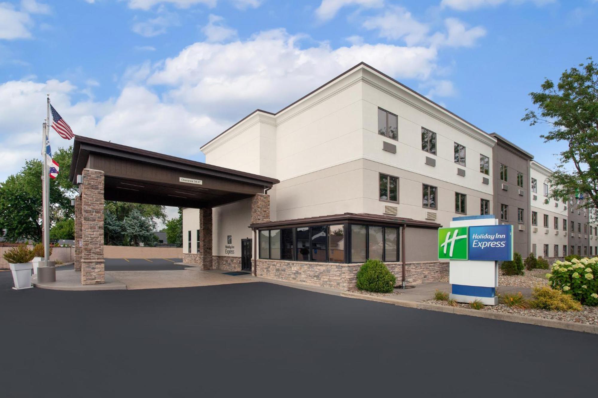 Holiday Inn Express Cleveland Airport - Brook Park, An Ihg Hotel מראה חיצוני תמונה